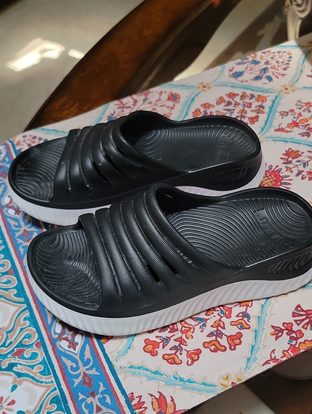 Kuailu Women’s Black Slip-On Slide Sandal with White Sole
